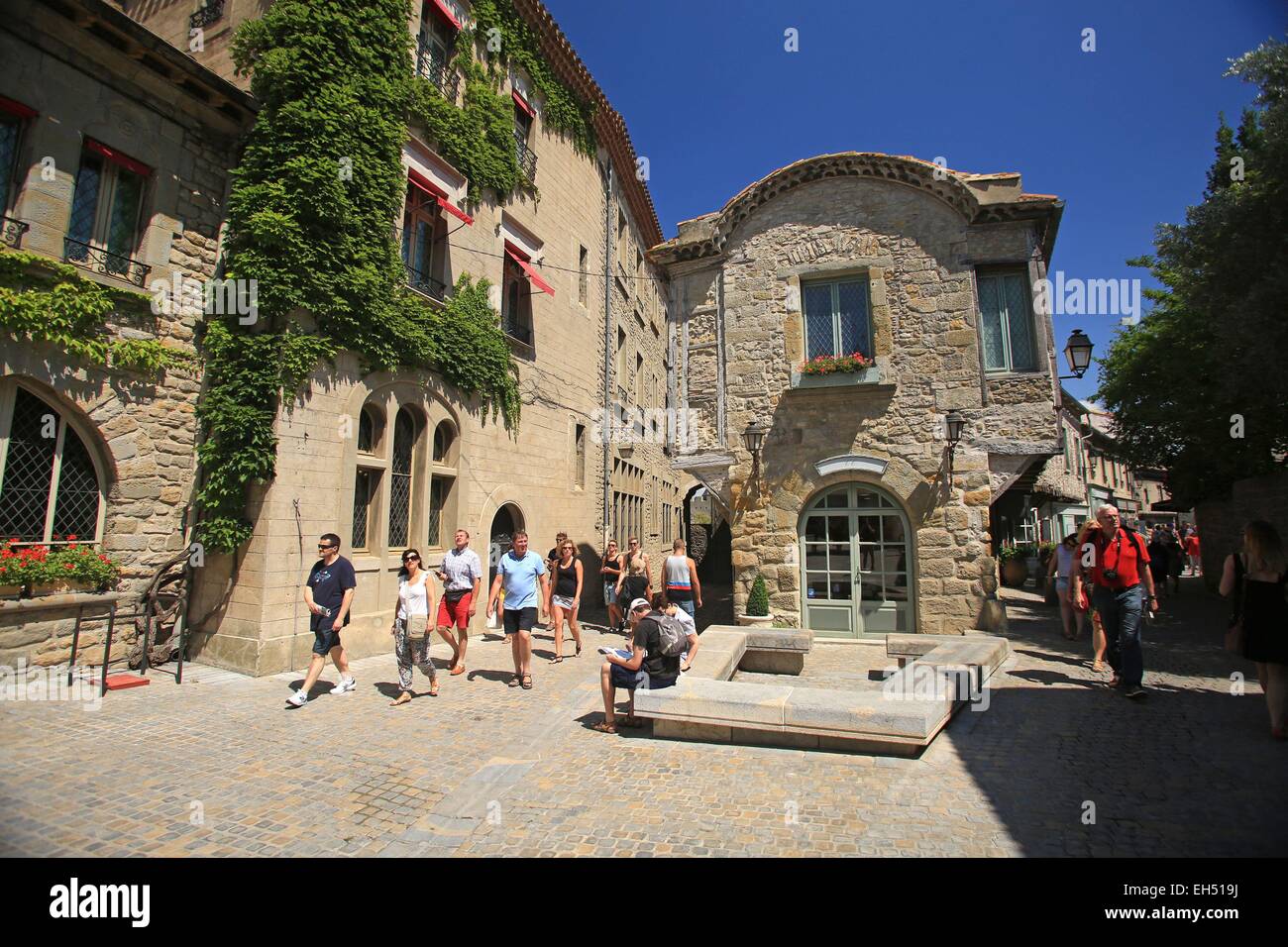 Frankreich, besuchen Aude, Carcassonne, Touristen, in Gassen (die vier St Nazaire Straße) der Stadt Carcassonne als Weltkulturerbe von der UNESCO gelistet Stockfoto