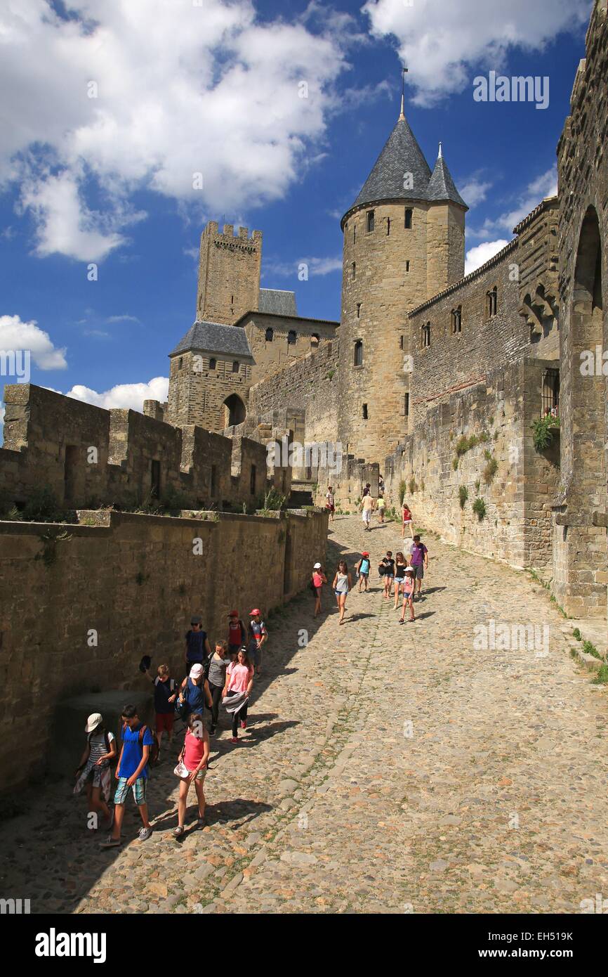 Aude, Frankreich, Carcassonne, die Cité de Carcassonne, Weltkulturerbe der UNESCO, umgeben mit seinen Stadtmauern Stockfoto
