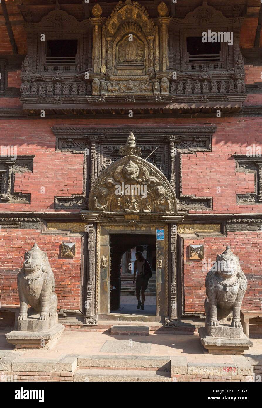 Nepal, Kathmandu-Tal, Patan, Durbar Square, Weltkulturerbe der UNESCO, das goldene Tor, 1734, Eingang des Königspalasts Patan, ehemalige Residenz der Malla-Könige Stockfoto