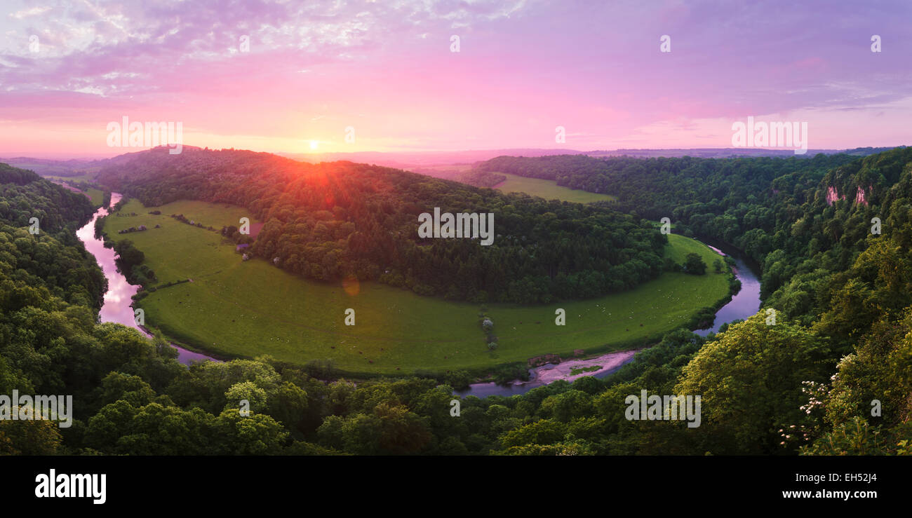 Hochauflösende Panorama Ansicht des Flusses Wye von Symonds Yat bei Sonnenaufgang. Stockfoto