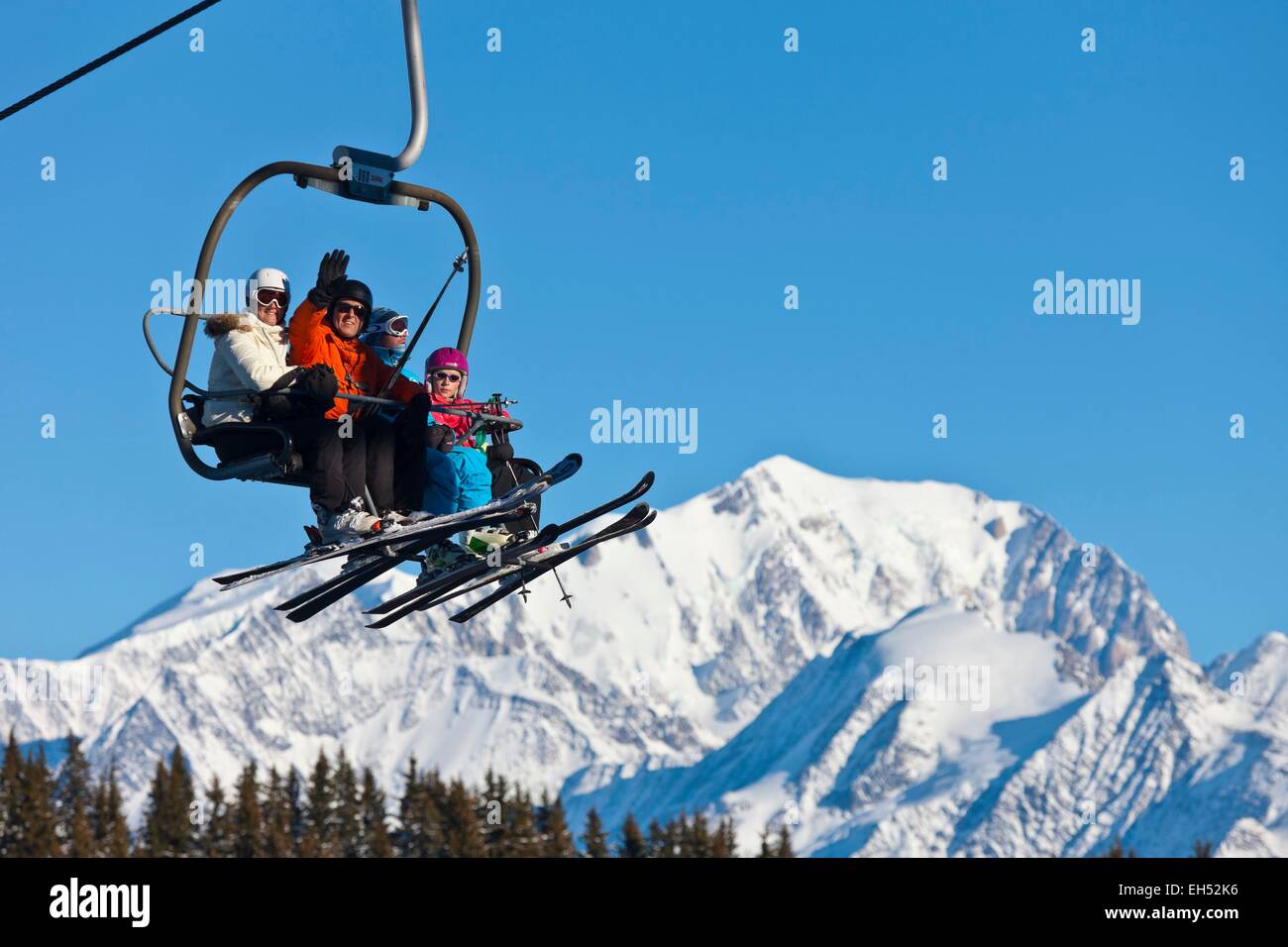 Frankreich, Savoyen, Les Saisies Skigebiet, Sessellift und Skifahrer vor Mont Blanc Stockfoto