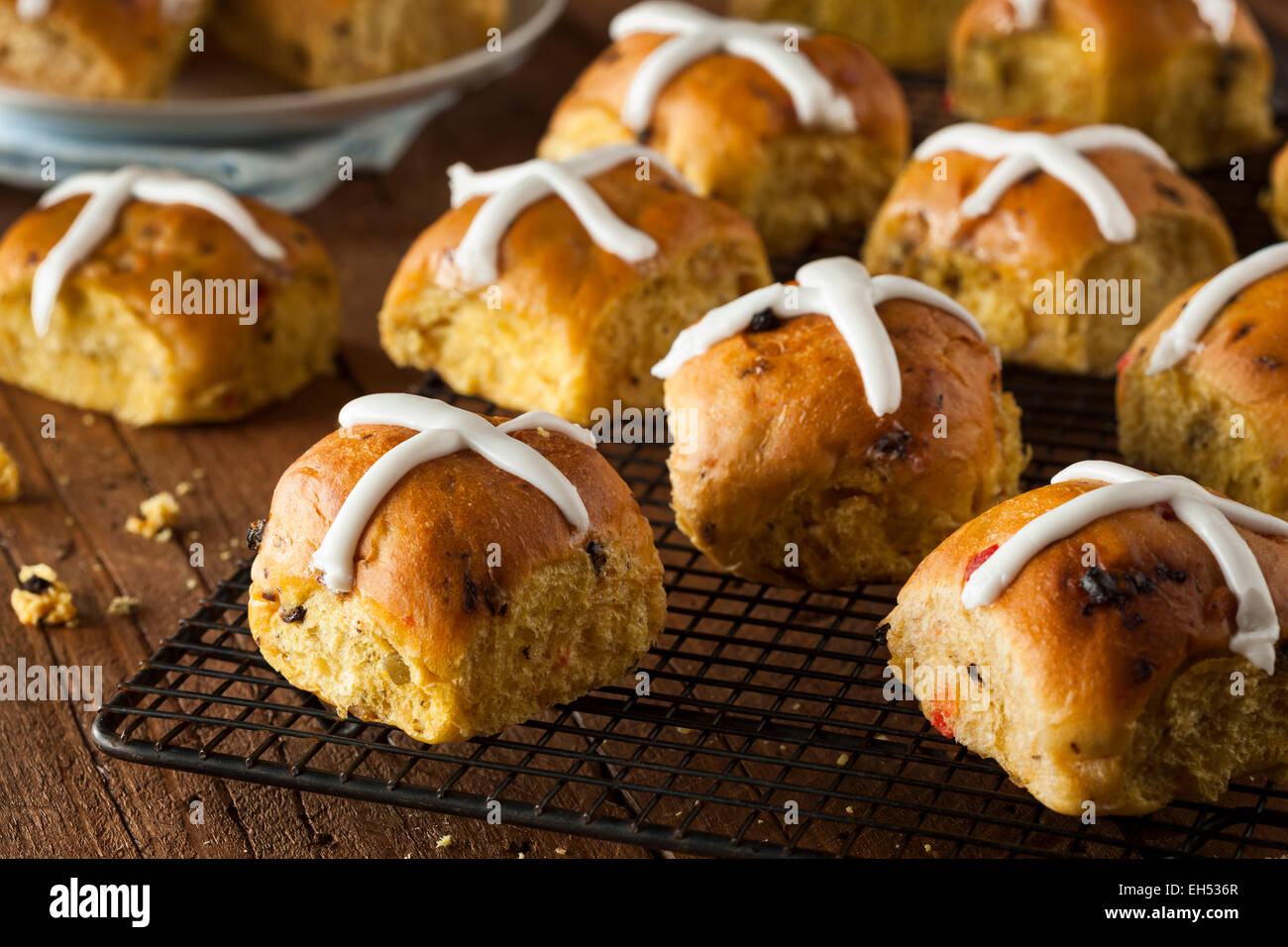 Hausgemachte Hot Cross Buns bereit für Ostern Stockfoto