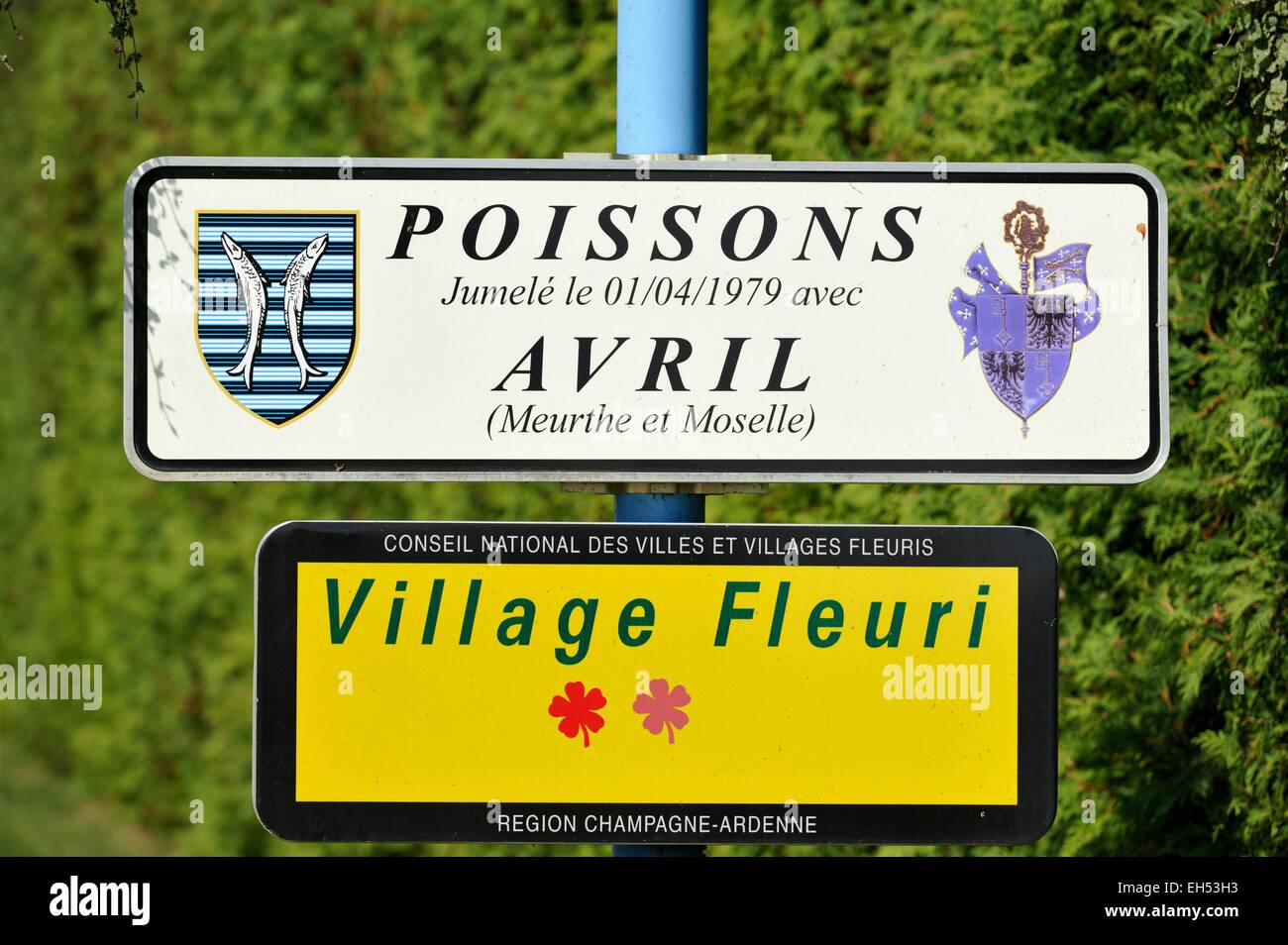 Frankreich, Haute-Marne, Poissons, Eingang des Dorfes unterzeichnen unter Angabe der Städtepartnerschaft mit April Stockfoto