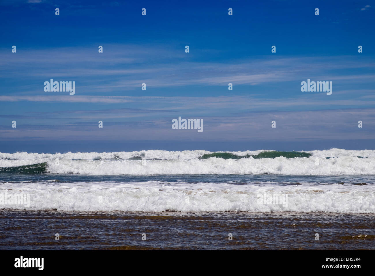 Wellen, die auf 90 Mile Beach in Northland, Neuseeland Stockfoto