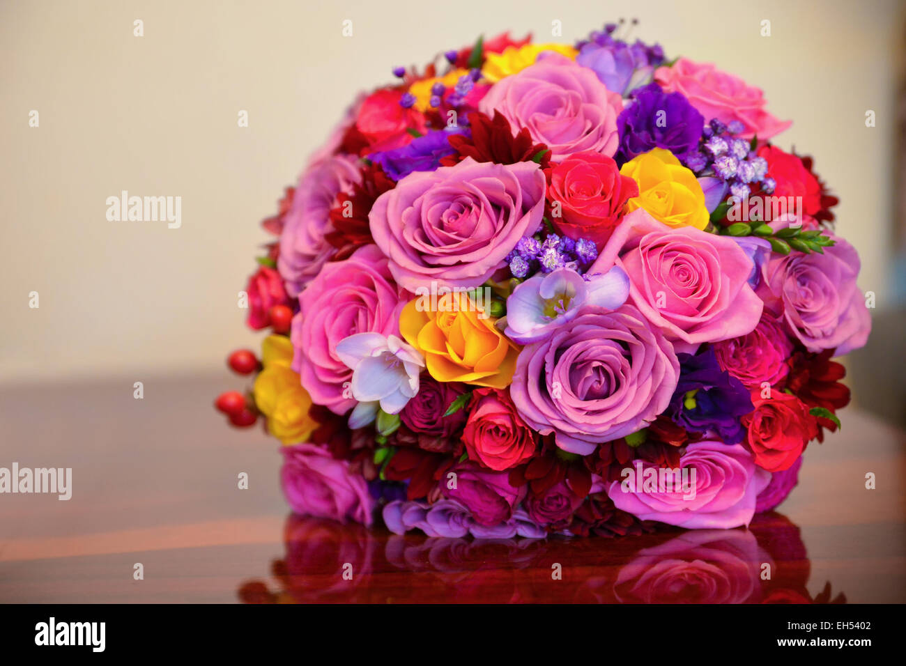 Bunten Blumenstrauß in einer Hochzeit-Patin Stockfoto