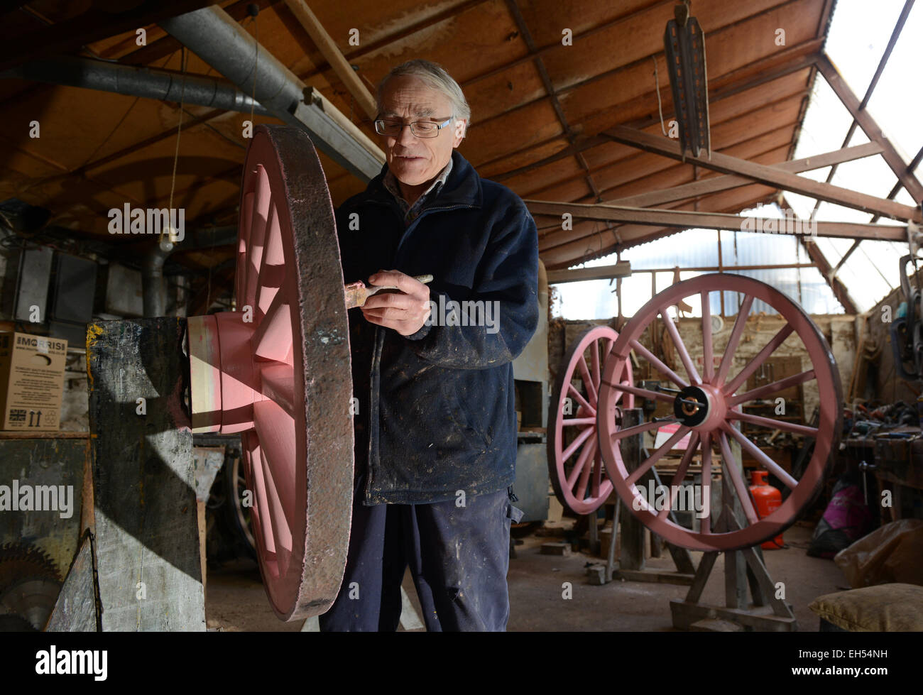 Stellmacher Phil Holder arbeiten auf hölzerne Speichenräder Räder in seiner Werkstatt in Shropshire Stockfoto