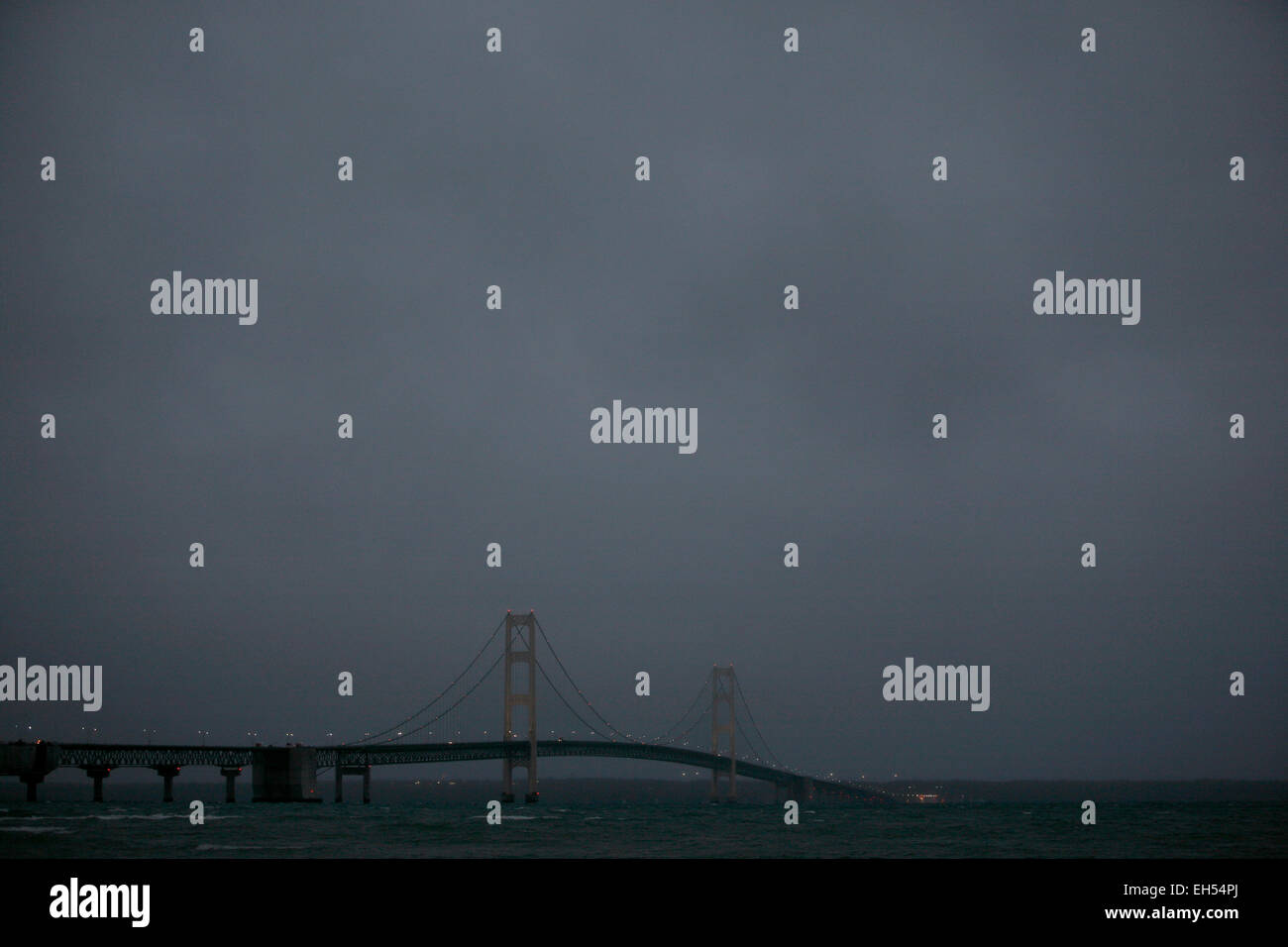 Mackinac Bridge, von der Michigan-Küste gesehen wo Lake Huron und Lake Michigan an der Straße von Mackinac treffen. Stockfoto