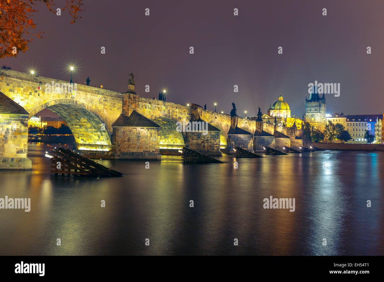 Karlsbrücke und Altstadt Brückenturm in der Nacht in Prag, Tschechische Republik Stockfoto