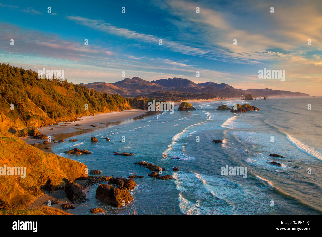 Sonnenuntergang über der Küste in der Nähe von Cannon Beach, Oregon, USA Stockfoto