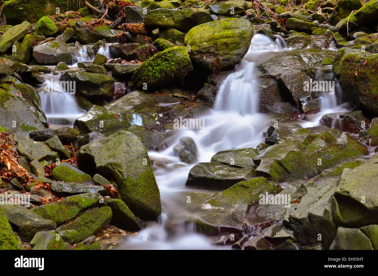 Ansicht des Stromes in einer Reihe von kleinen Wasserfällen Stockfoto