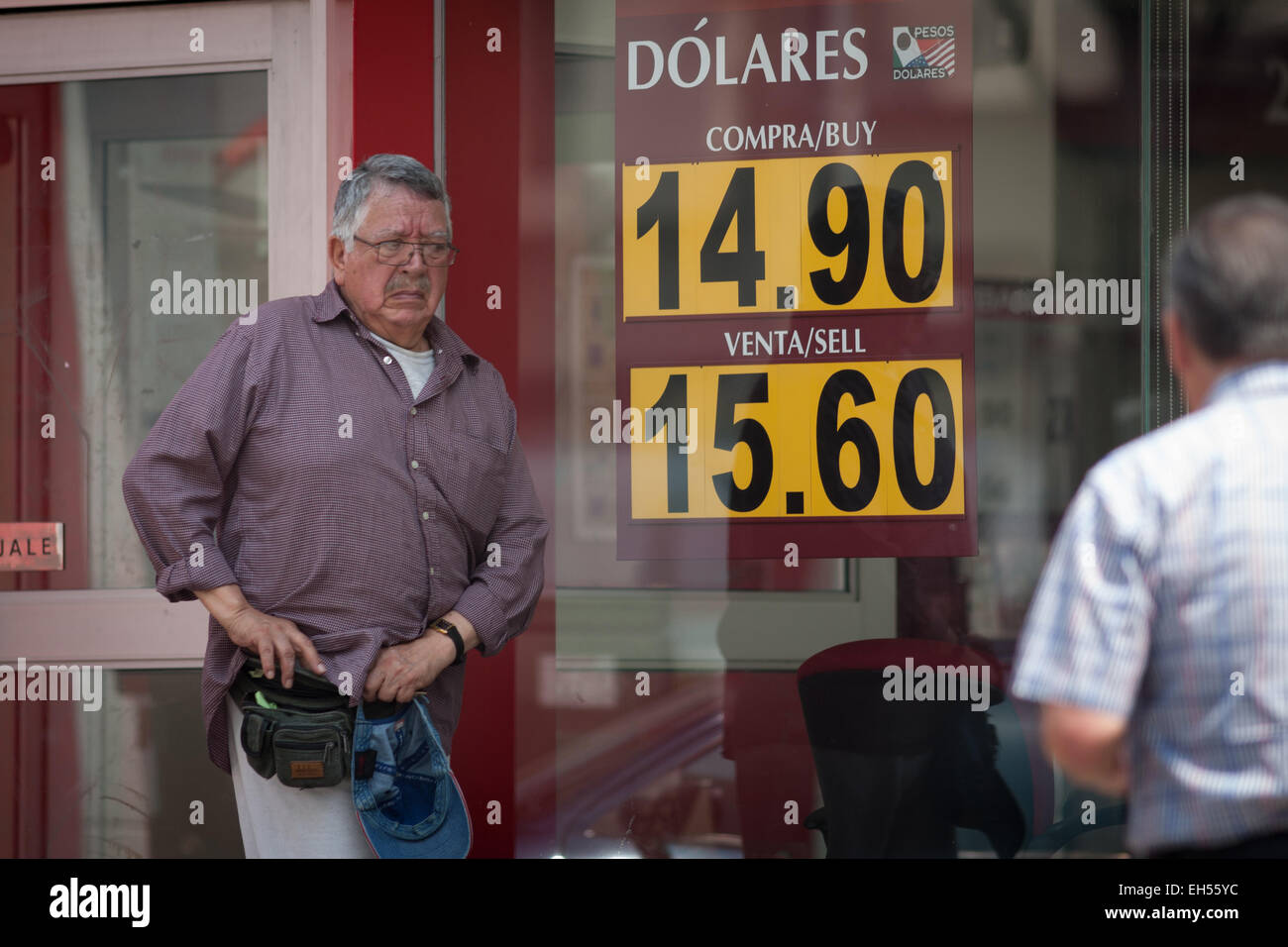 Mexico City, Mexiko. 6. März 2015. Ein Mann geht vor einer Bank-Filiale, wo ist der Wechselkurs des mexikanischen Peso gegenüber dem US-Dollar, in Mexiko-Stadt, Hauptstadt von Mexiko, am 6. März 2015 gezeigt. © Pedro Mera/Xinhua/Alamy Live-Nachrichten Stockfoto