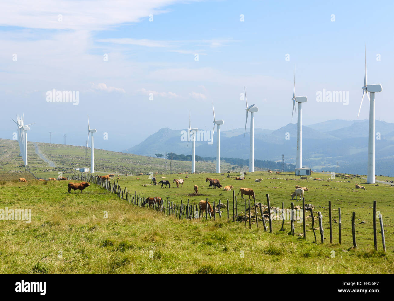 Onshore-Wind Turbine Bauernhof im nördlichen Teil von Galizien, Spanien. Stockfoto