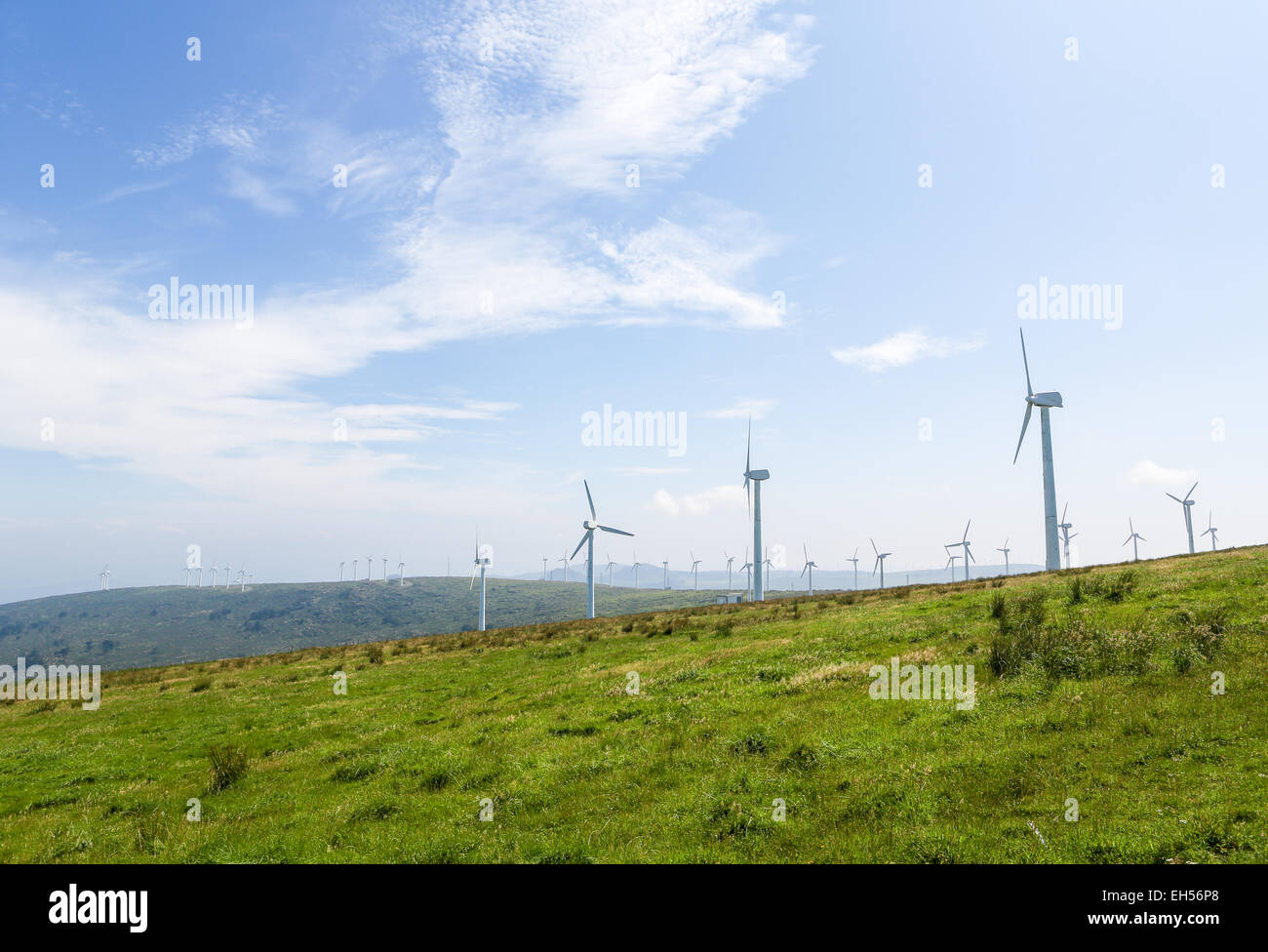 Onshore-Wind Turbine Bauernhof im nördlichen Teil von Galizien, Spanien. Stockfoto