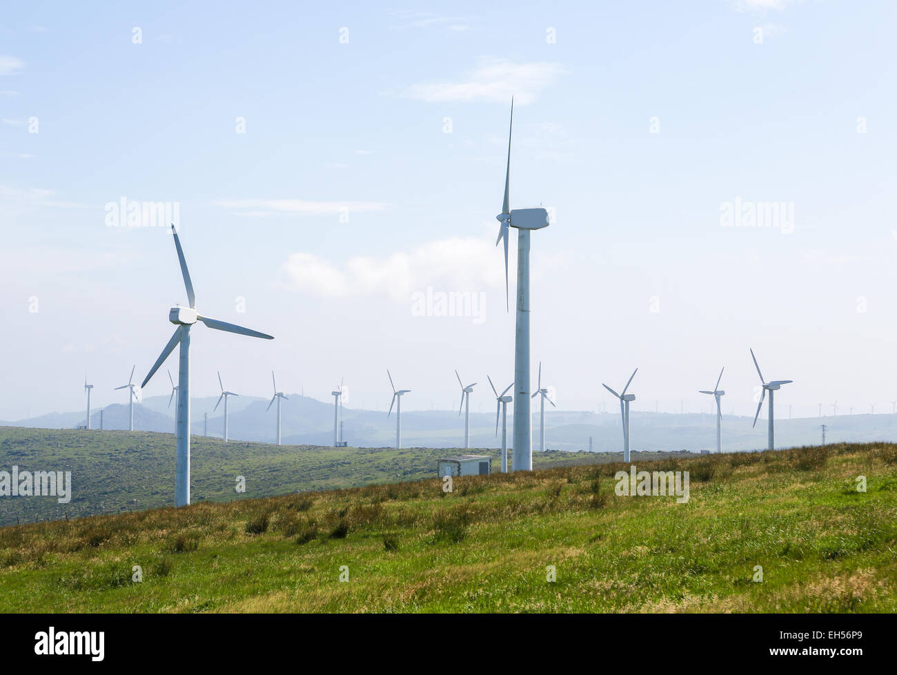 Onshore-Wind Turbine Bauernhof im nördlichen Teil von Galizien, Spanien. Stockfoto