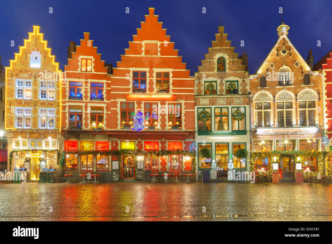 Weihnachten dekoriert und beleuchteten alten Marktplatz im Zentrum von Brügge, Belgien Stockfoto