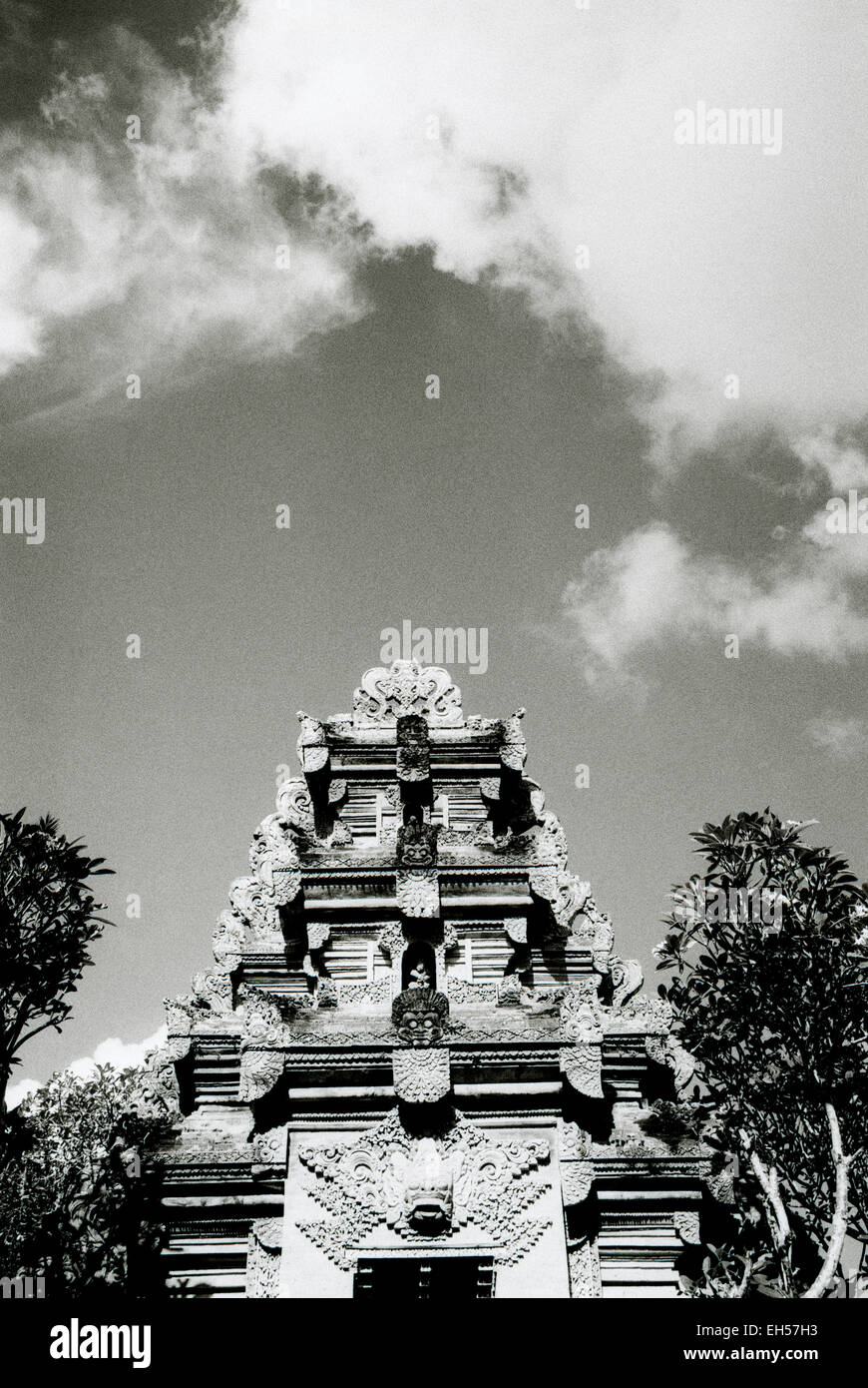 Hindu-Tempel in Ubud in Bali in Indonesien in Südostasien. Religion religiös-spirituellen Spiritualität Architekturgebäude Himmel Geschichte reisen Stockfoto