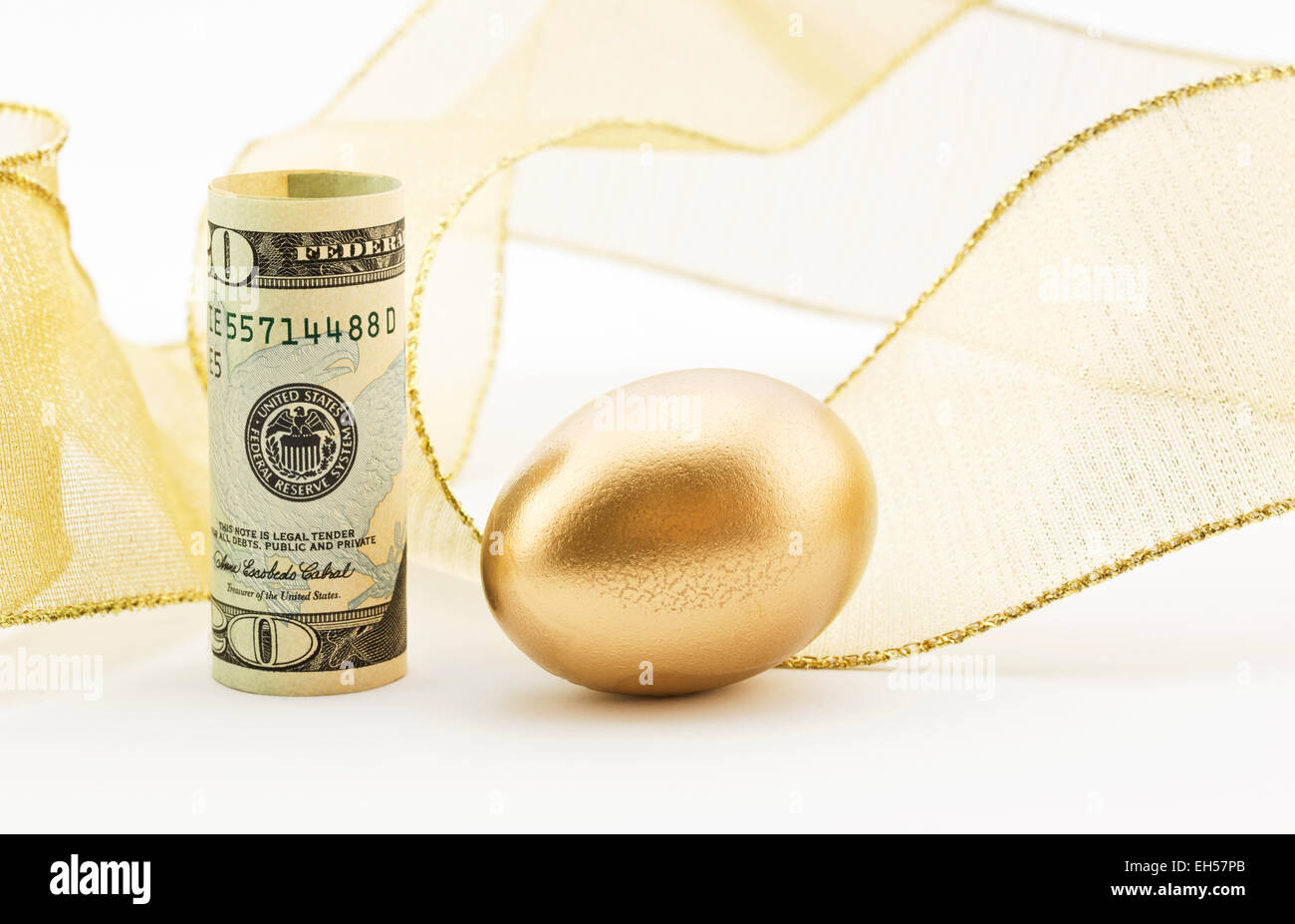 US-Dollar platziert aufrecht mit gold Notgroschen und Hintergrund des festlichen Goldband zeigt Erfolg für Investitionen Stockfoto