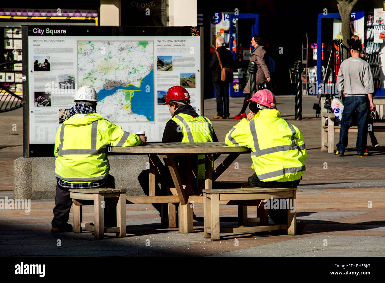 Schottische Muirfield Bauunternehmen ein Mittagessen brechen auf dem Stadtplatz in Dundee, Großbritannien Stockfoto