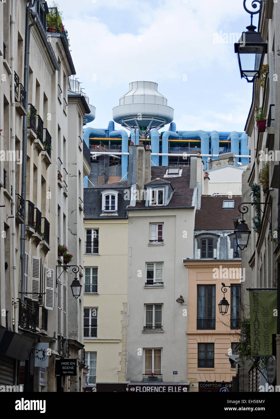 Die leuchtenden Farben des Centre Pompidou bilden einen markanten Kontrast zu der älteren von Le Marais, Paris. Stockfoto