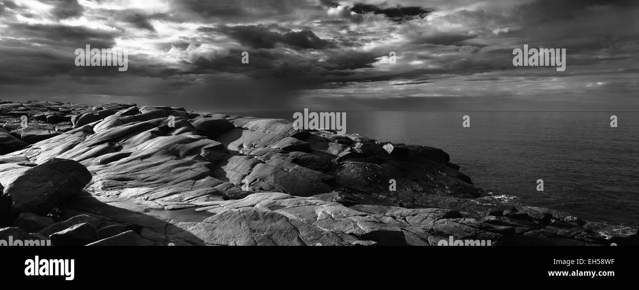 Robuste Granit Felsen Küsten Bild mit bewölktem Himmel. Stockfoto
