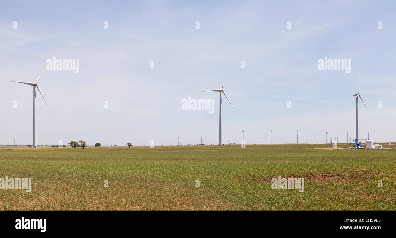 Windmühlen und Windparks zur Stromerzeugung in Heuwiesen mit Ölquelle