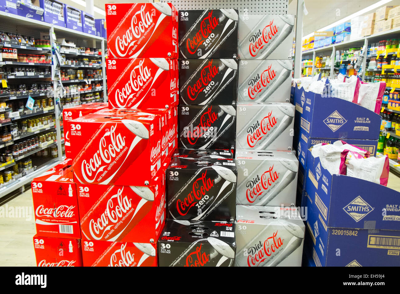 Coca Cola Dosen verschiedene australische woolworths Supermarkt in Mona Vale, Sydney, Australien, verschiedene Versionen von Coca Cola Stockfoto