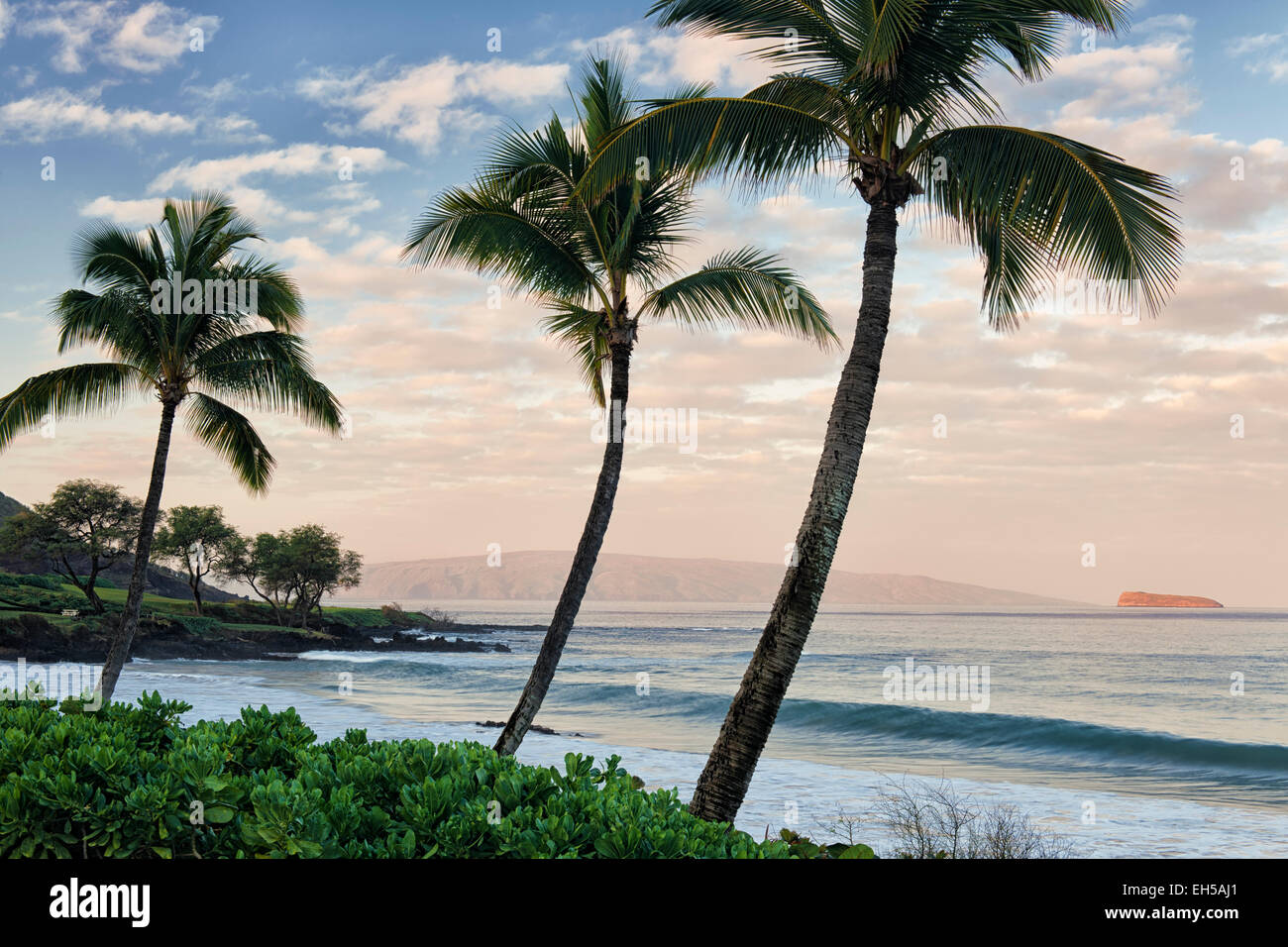 Zunächst Licht auf Offshore-Kahoolawe und Molokini Inseln von Makena Beach auf Hawaii Insel Maui. Stockfoto