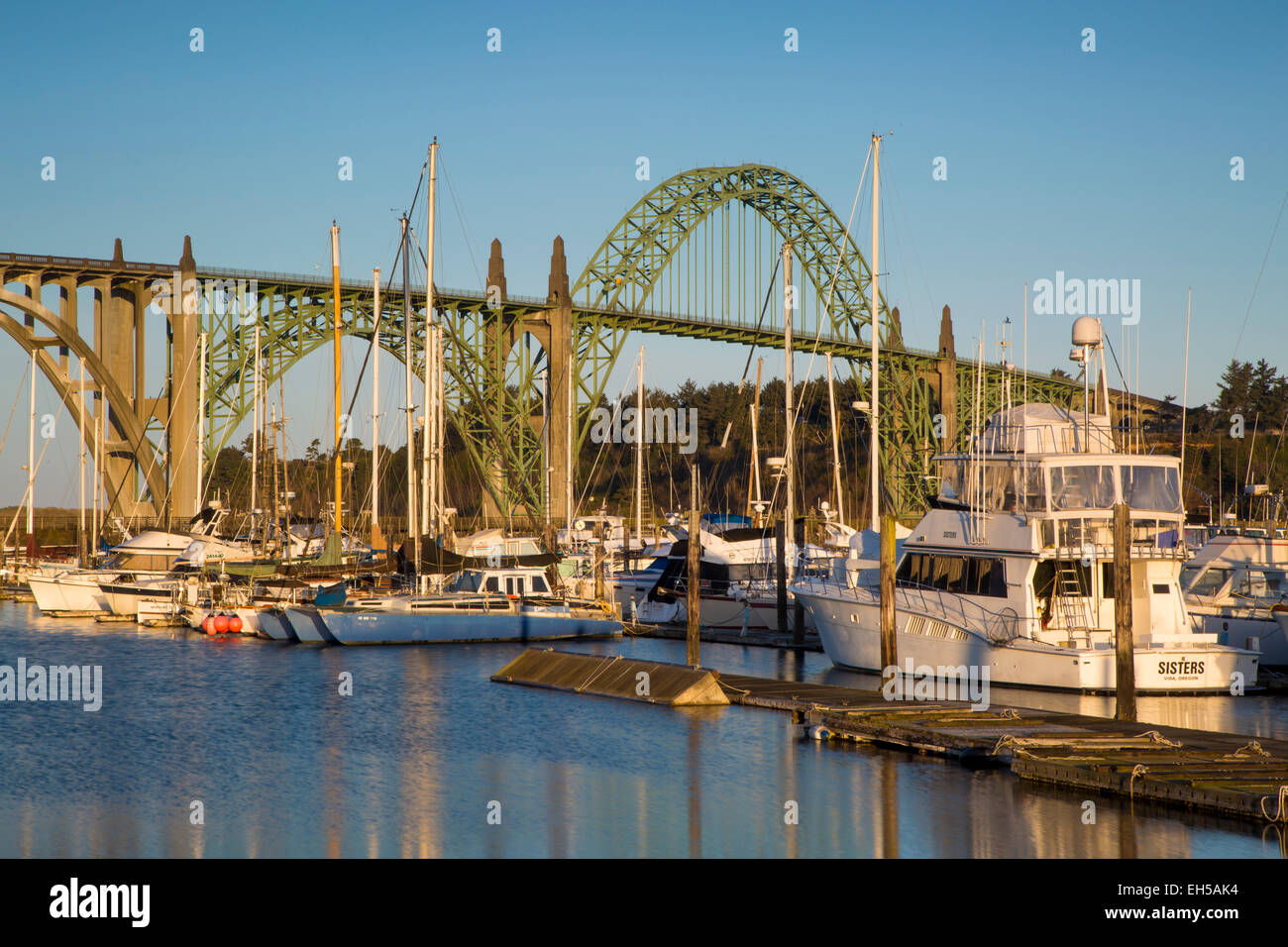 Morgendämmerung in Newport Harbor mit Yaquina Bay Bridge über Newport, Oregon, USA Stockfoto