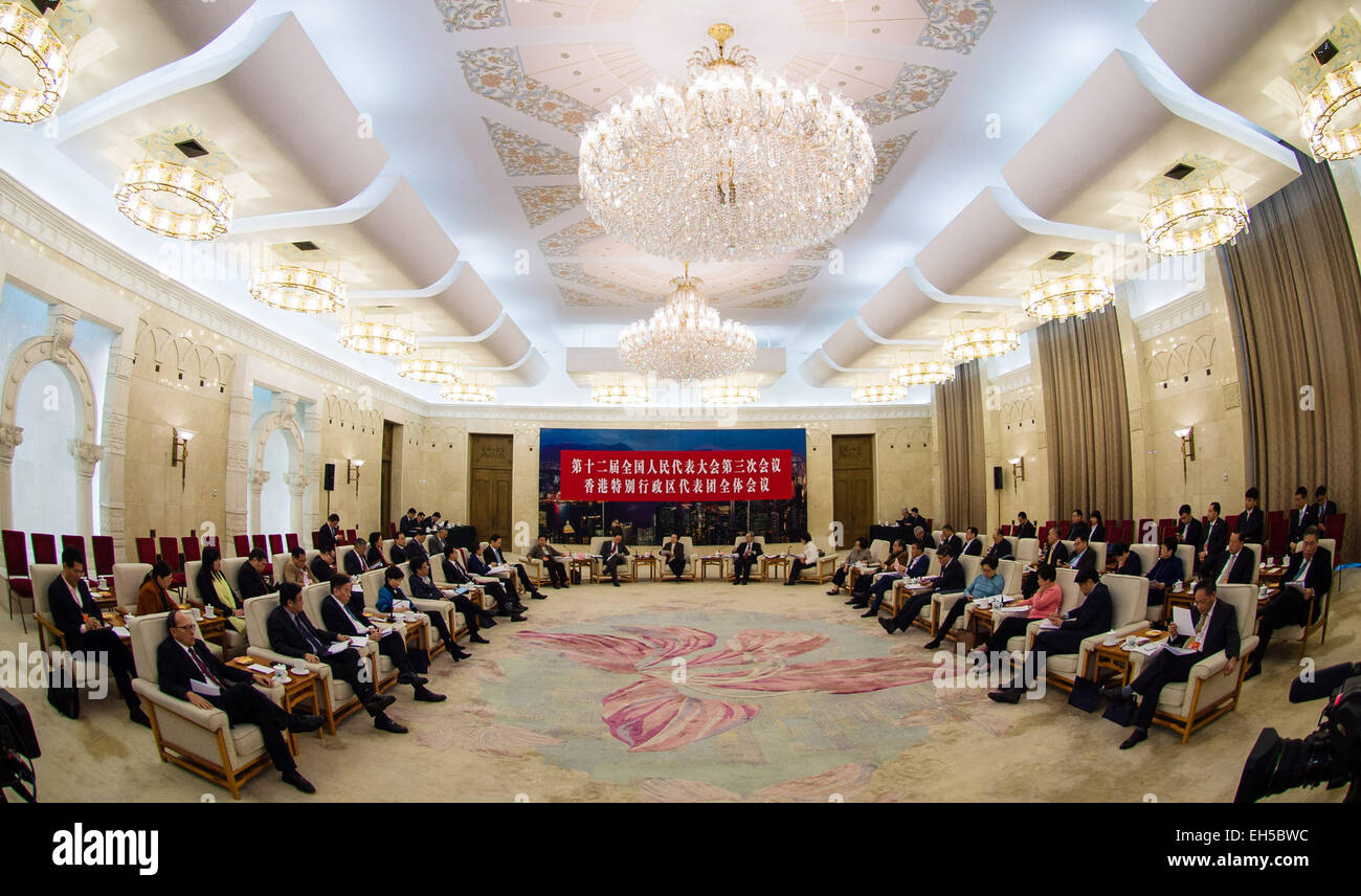 Peking, China. 7. März 2015. Stellvertreter zu Chinas 12. nationalen Volksarmee Kongress (NPC) aus Süd-China Hong Kong Special Administrative Region nehmen Teil an einer Podiumsdiskussion in Peking, Hauptstadt von China, 7. März 2015. © Li Xiang/Xinhua/Alamy Live-Nachrichten Stockfoto