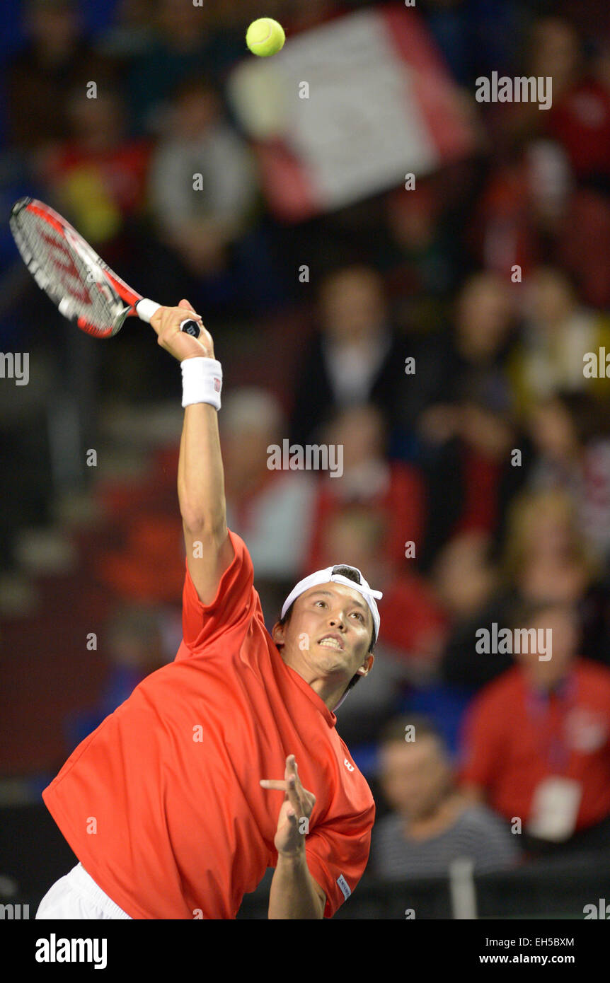 Vancouver, Kanada. 6. März 2015. Japans Tatsuma Ito dient dazu, Kanadas Milos Raonic während des Spiels beim Davis Cup Tennisturnier in Vancouver, Kanada, 6. März 2015. Tatsuma Ito verloren 0-3. Bildnachweis: Sergei Bachlakov/Xinhua/Alamy Live-Nachrichten Stockfoto