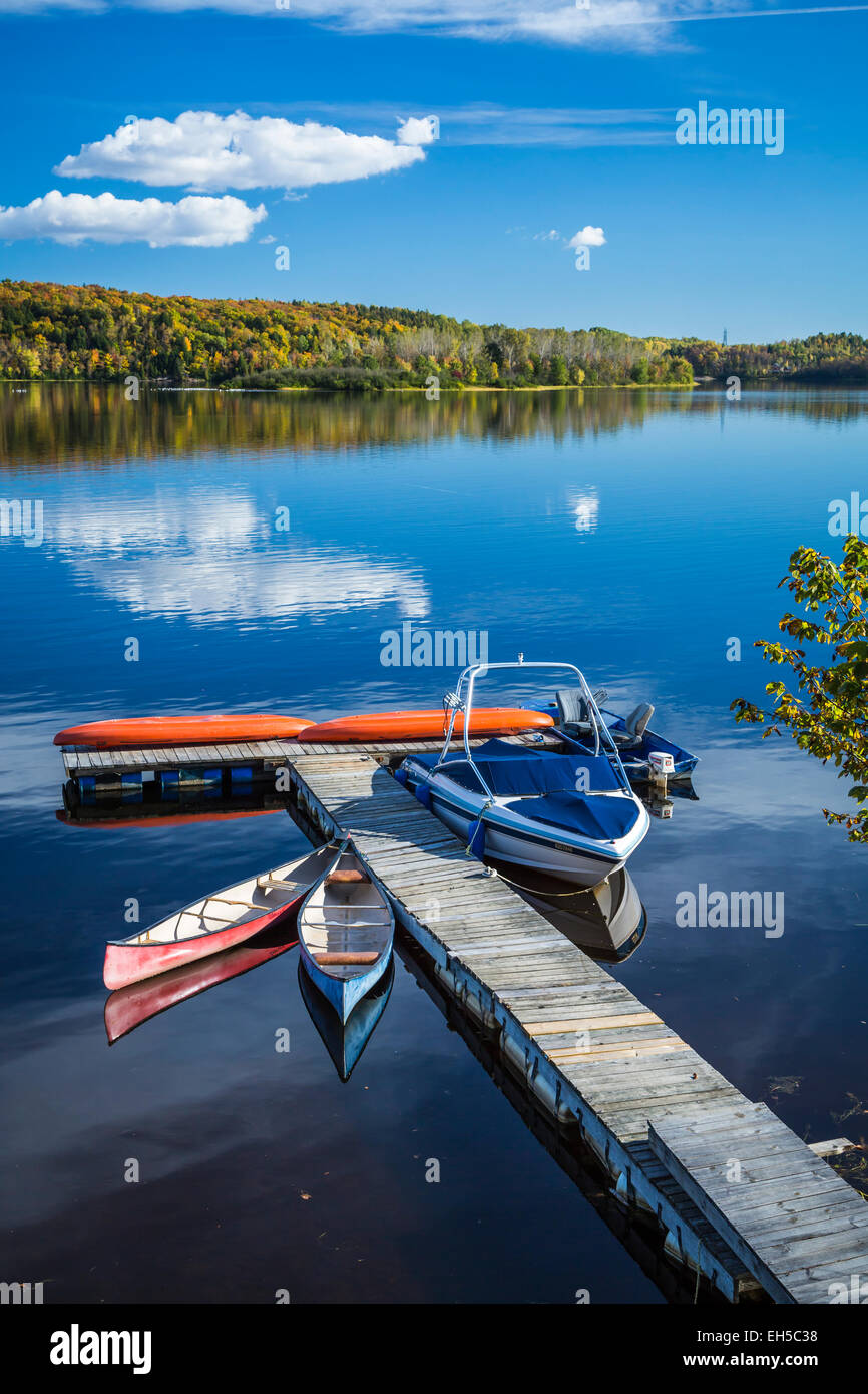 Ein kleines Bootsdock am Fluss Saint-Maurice in Shawinigan, Quebec, Kanada. Stockfoto