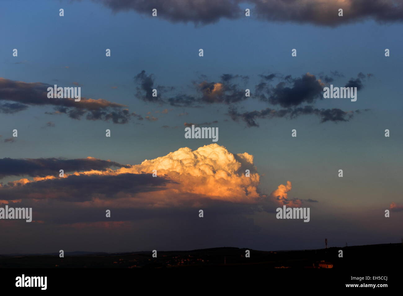 Wolken, beleuchtet von der untergehenden Sonne vor dem Sturm Stockfoto