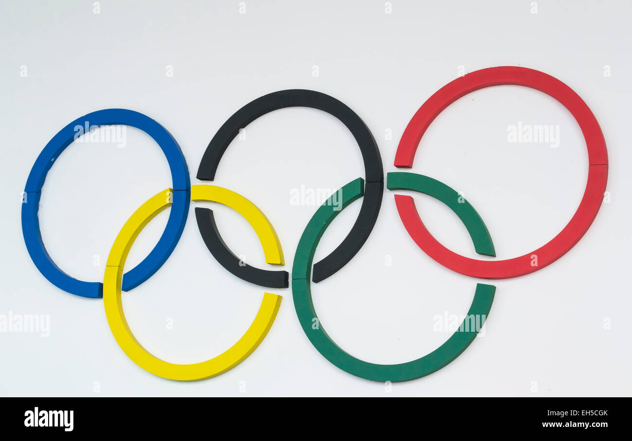 Fünf farbige benutzerdefinierte gemacht Kreise die die Olympischen Symbole auf einer weißen Wand montiert Stockfoto