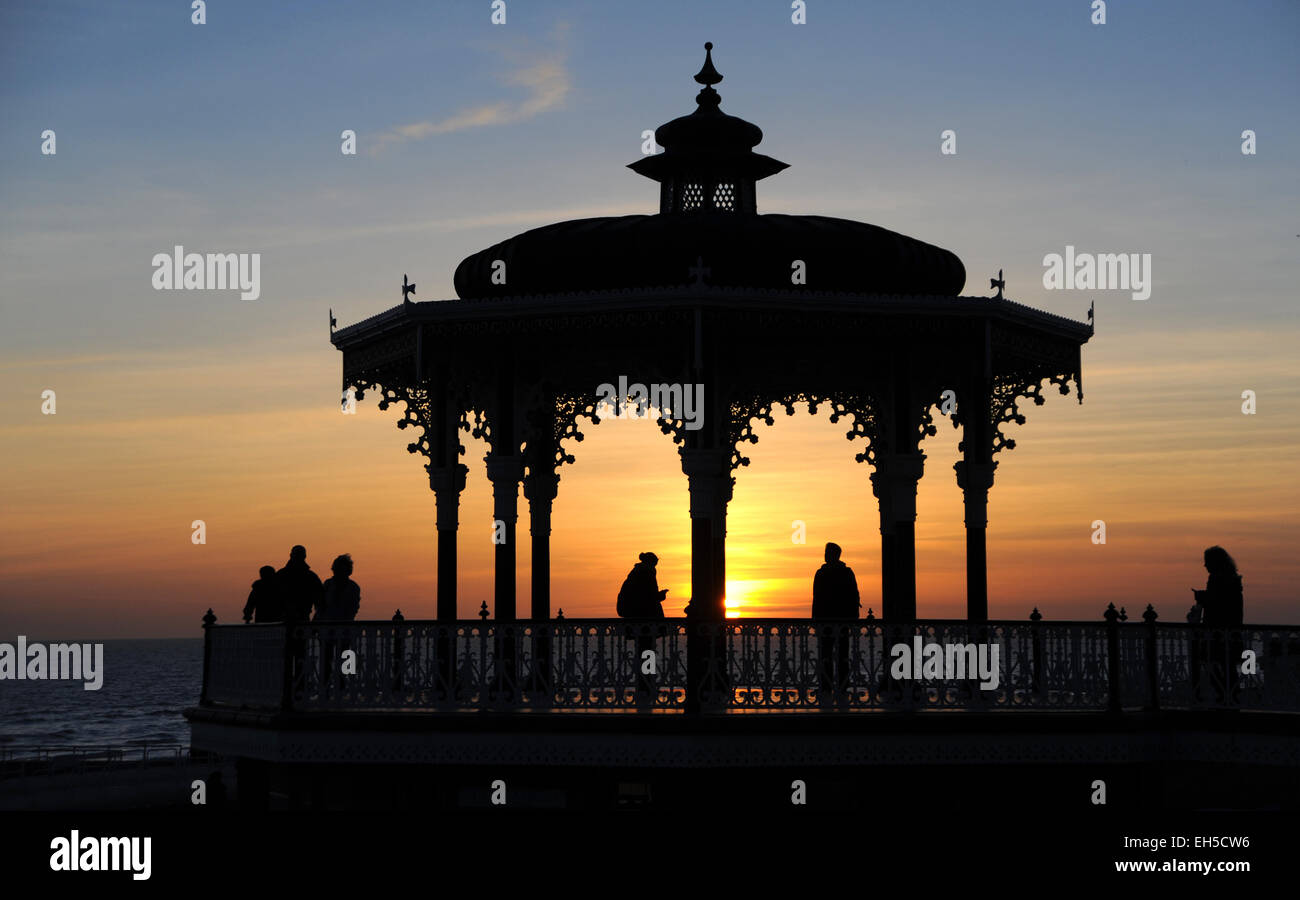Brighton, Großbritannien. Die Sonne geht unter den Brighton-Bandstand, während sich ein weiterer sonniger Frühlingstag dem Ende nähert und mehr der gleichen Wettervorhersage für die nächsten Tage folgt. Guthaben: Simon Dack/Alamy Live News Stockfoto