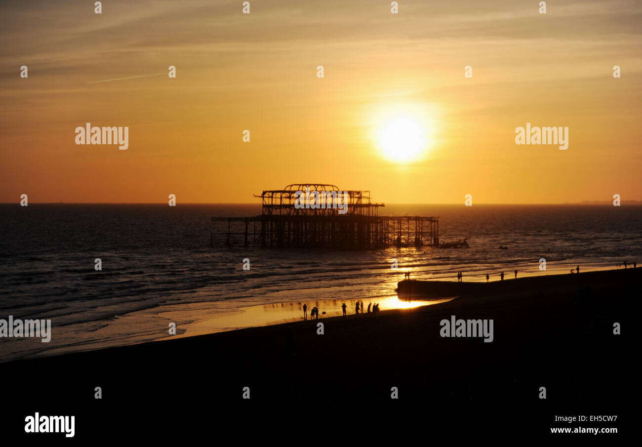 Brighton, UK. 6. März 2015. Die Sonne sinkt hinter Brightons verlassenen Pier West bei einem sehr niedrigen Gezeiten als einen anderen warmen Frühlings sonniger Tag sich dem Ende mit der gleichen Wettervorhersage in den nächsten Tagen Credit neigt: Simon Dack/Alamy Live News Stockfoto
