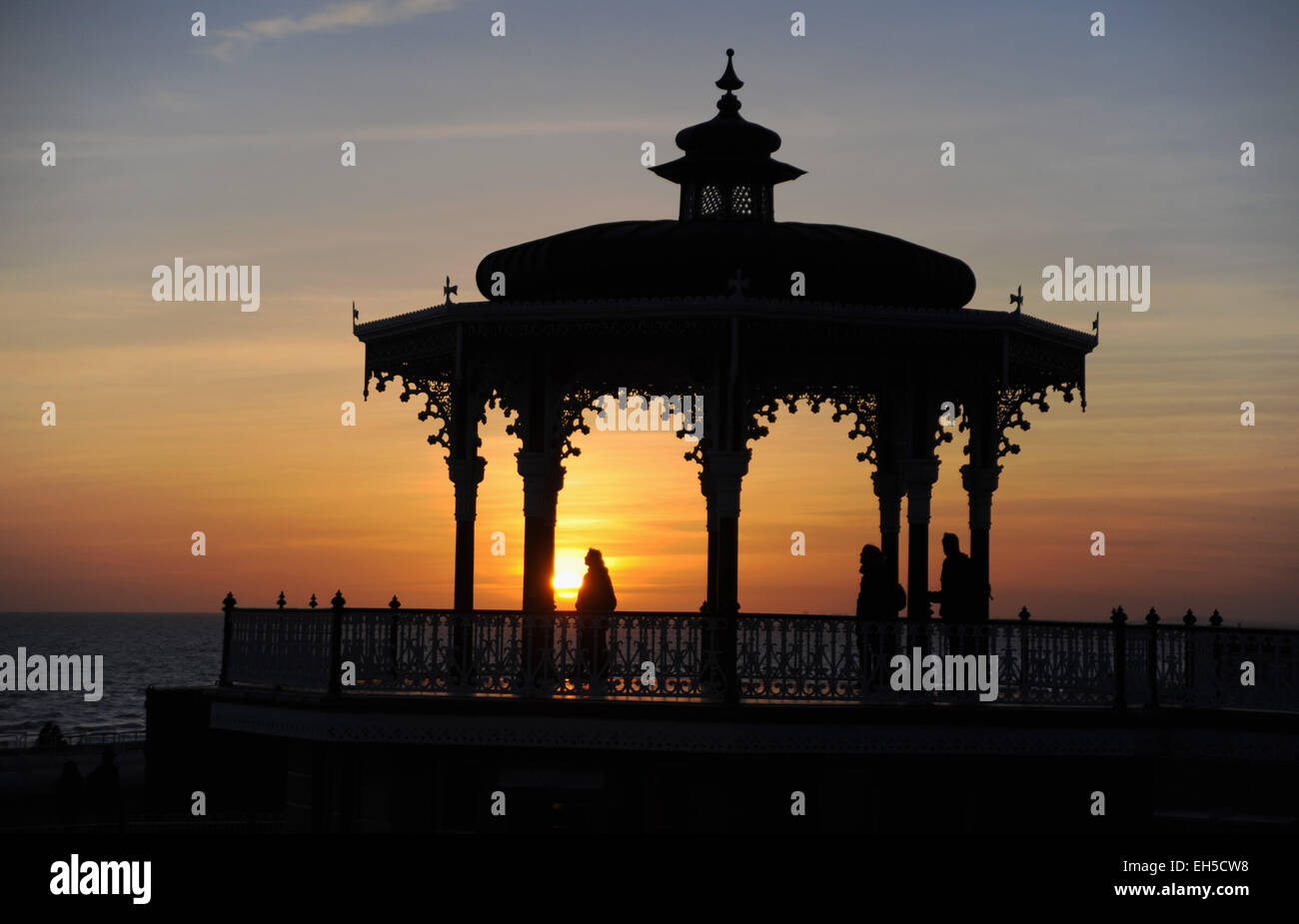 Brighton, Großbritannien. Die Sonne geht unter den Brighton-Bandstand, während sich ein weiterer sonniger Frühlingstag dem Ende nähert und mehr der gleichen Wettervorhersage für die nächsten Tage folgt. Guthaben: Simon Dack/Alamy Live News Stockfoto