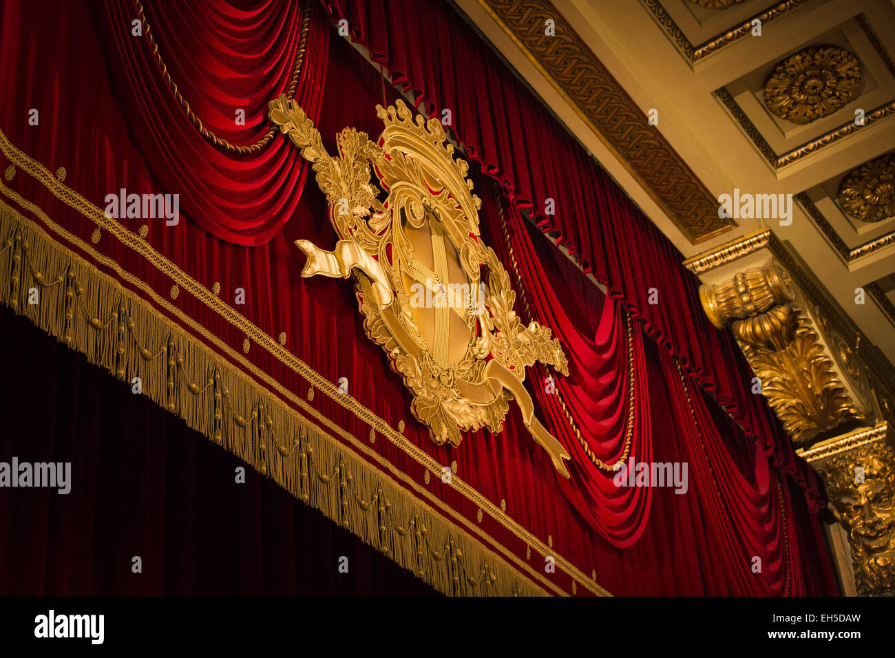 Roter Samtvorhang Szene im Theater in der Scala, Mailand, Italien Stockfoto