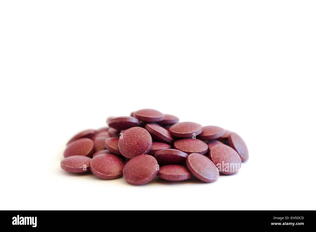 Seitenansicht der Cranberry Tabletten auf weißem Hintergrund. Stockfoto