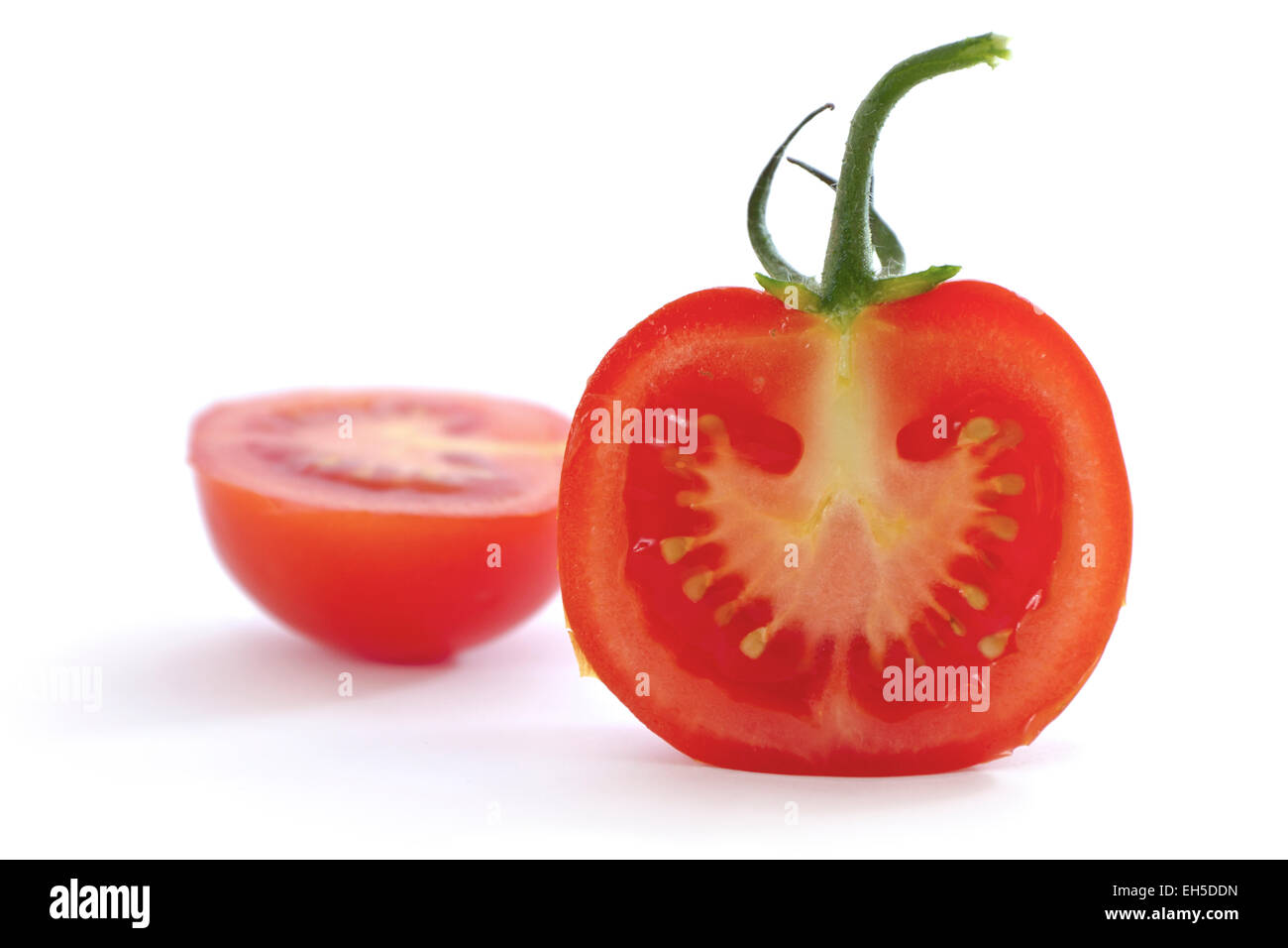 Seitenansicht von einem frischen in Scheiben geschnittenen Bio Tomaten auf weißem Hintergrund. Stockfoto