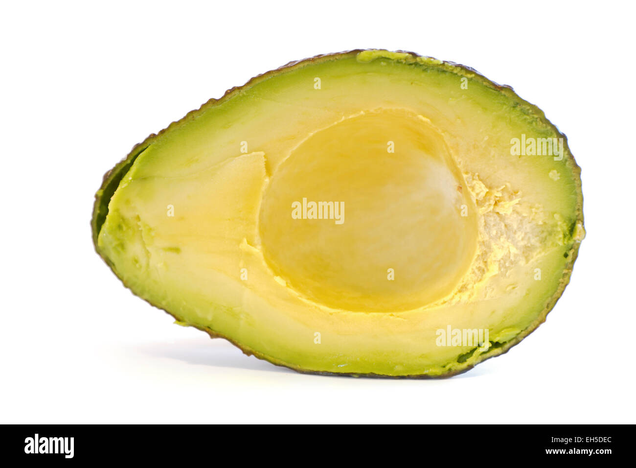 Seitenansicht einer halben Bio Avocado ohne Stein auf weißem Hintergrund. Stockfoto