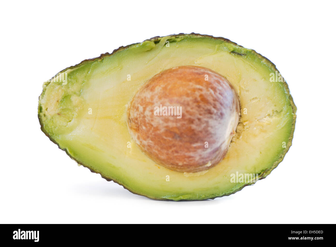 Seitenansicht einer halben Bio Avocado mit Stein auf weißem Hintergrund. Stockfoto