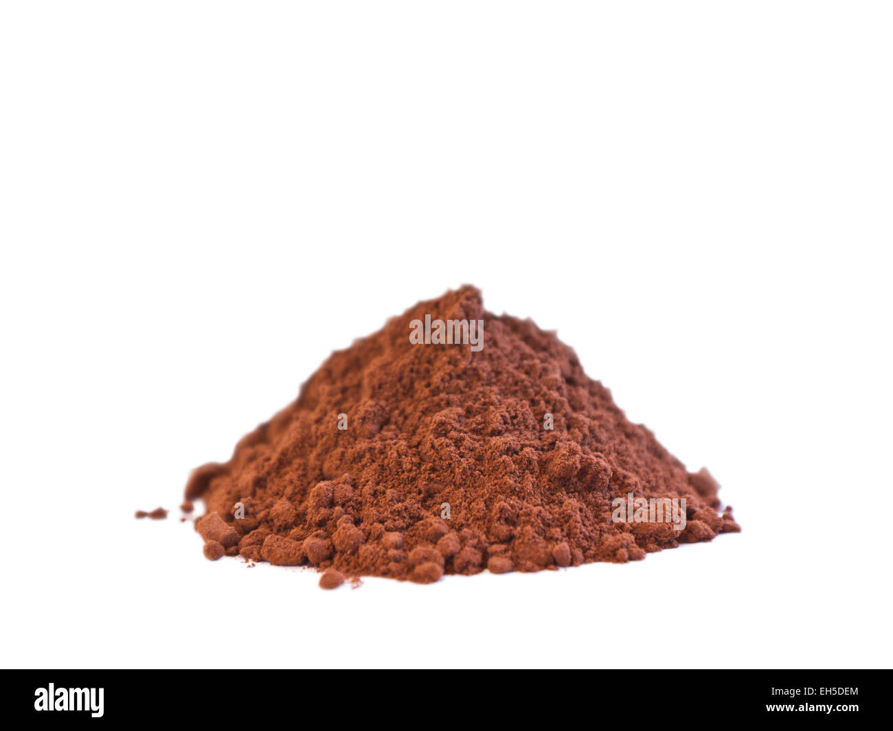 Seitenansicht von einem Haufen von organischen rohem Kakaopulver auf weißem Hintergrund. Stockfoto