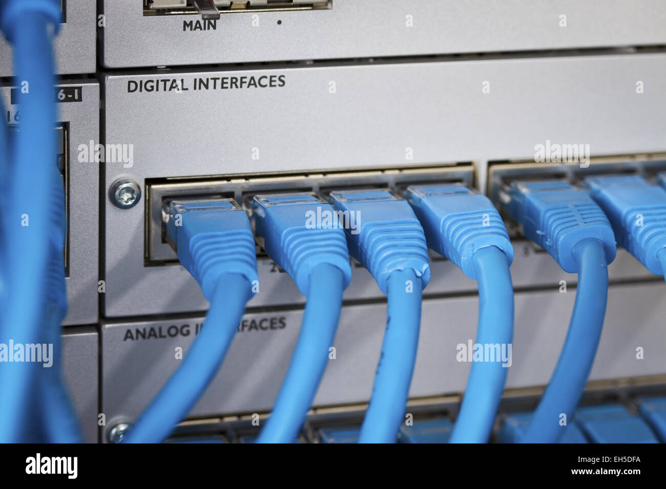 Nahaufnahme einer Katze 5 / 5e / 6 patch Kabel in eine PBX (Private Branch Exchange) Schalter Station für Telefonanlagen. Stockfoto