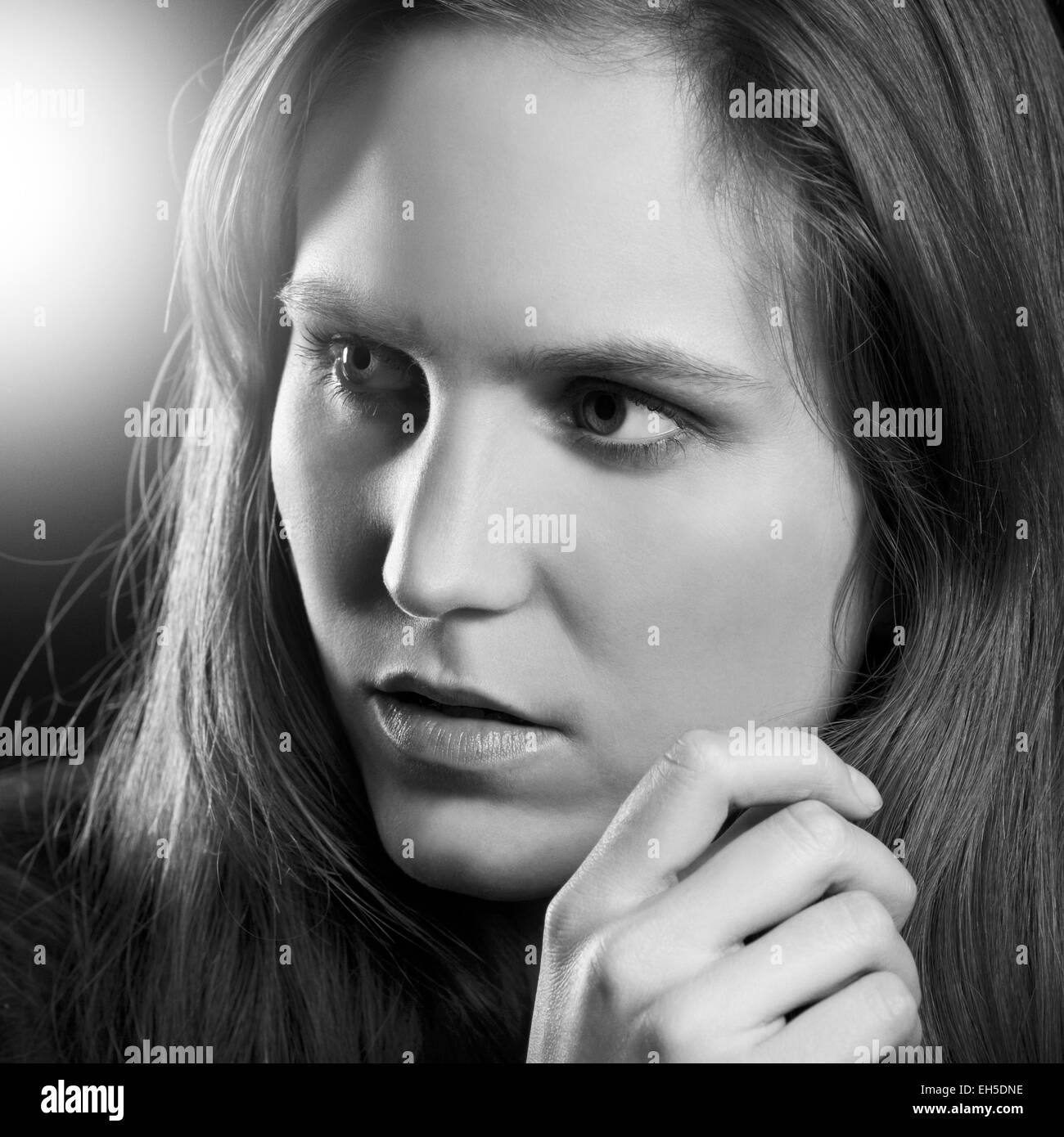 Filmartig oder filmischen Look hochwertige Studioaufnahme einer jungen natürlichen Frau / Mädchen mit Lowkey Beleuchtung. Schwarzer Hintergrund. Stockfoto