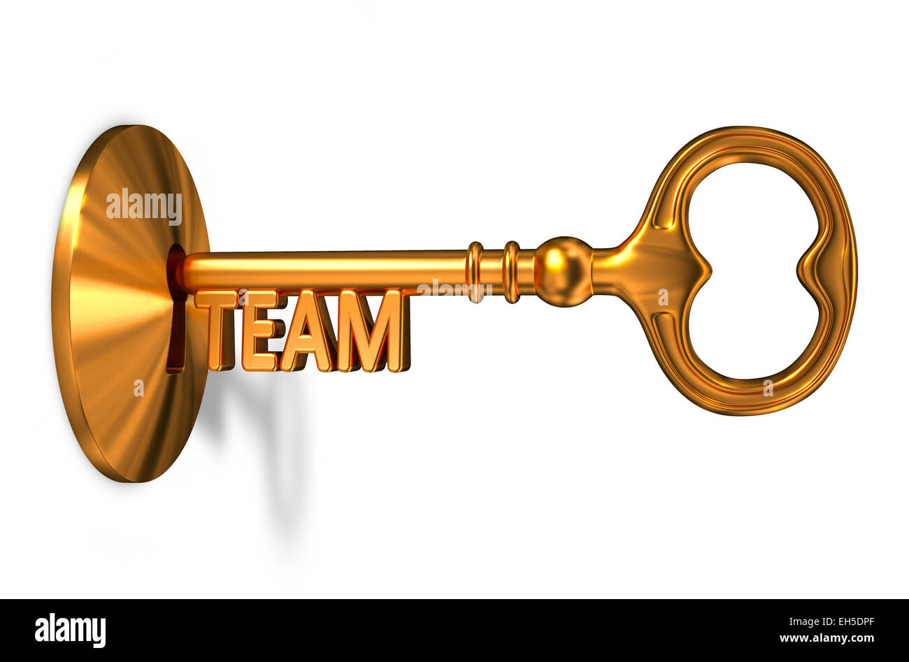 Team - goldener Schlüssel wird in das Schlüsselloch isoliert auf weißem Hintergrund eingefügt. Stockfoto
