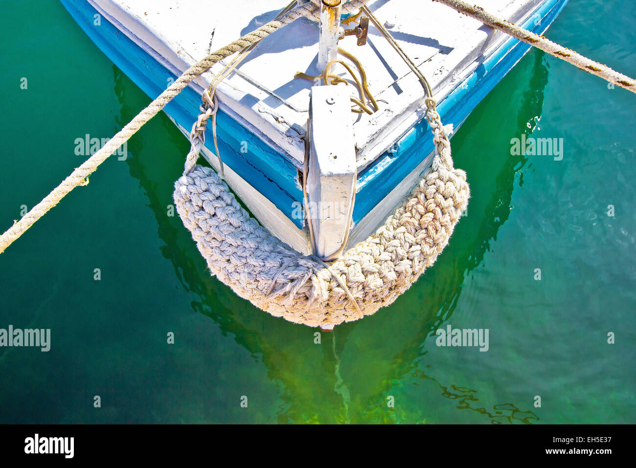 Alte hölzerne Angeln Boot Bug im grünen Meerwasser Stockfoto