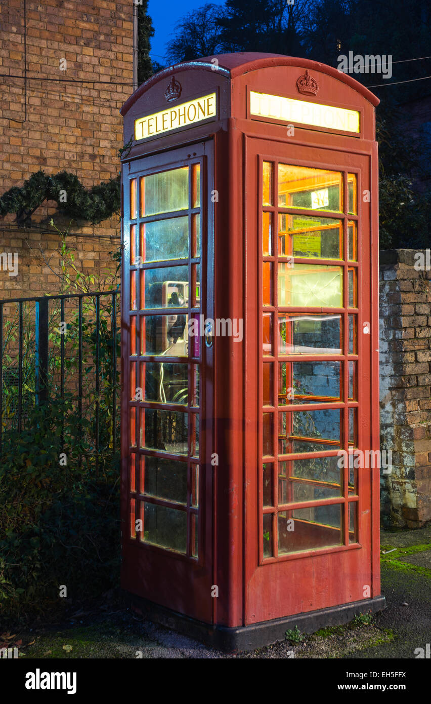 Telefonanruf Kasten in der Nacht Stockfoto