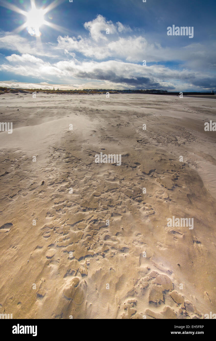 Sand Muster, die durch den Wind am Strand von Nairn Stockfoto