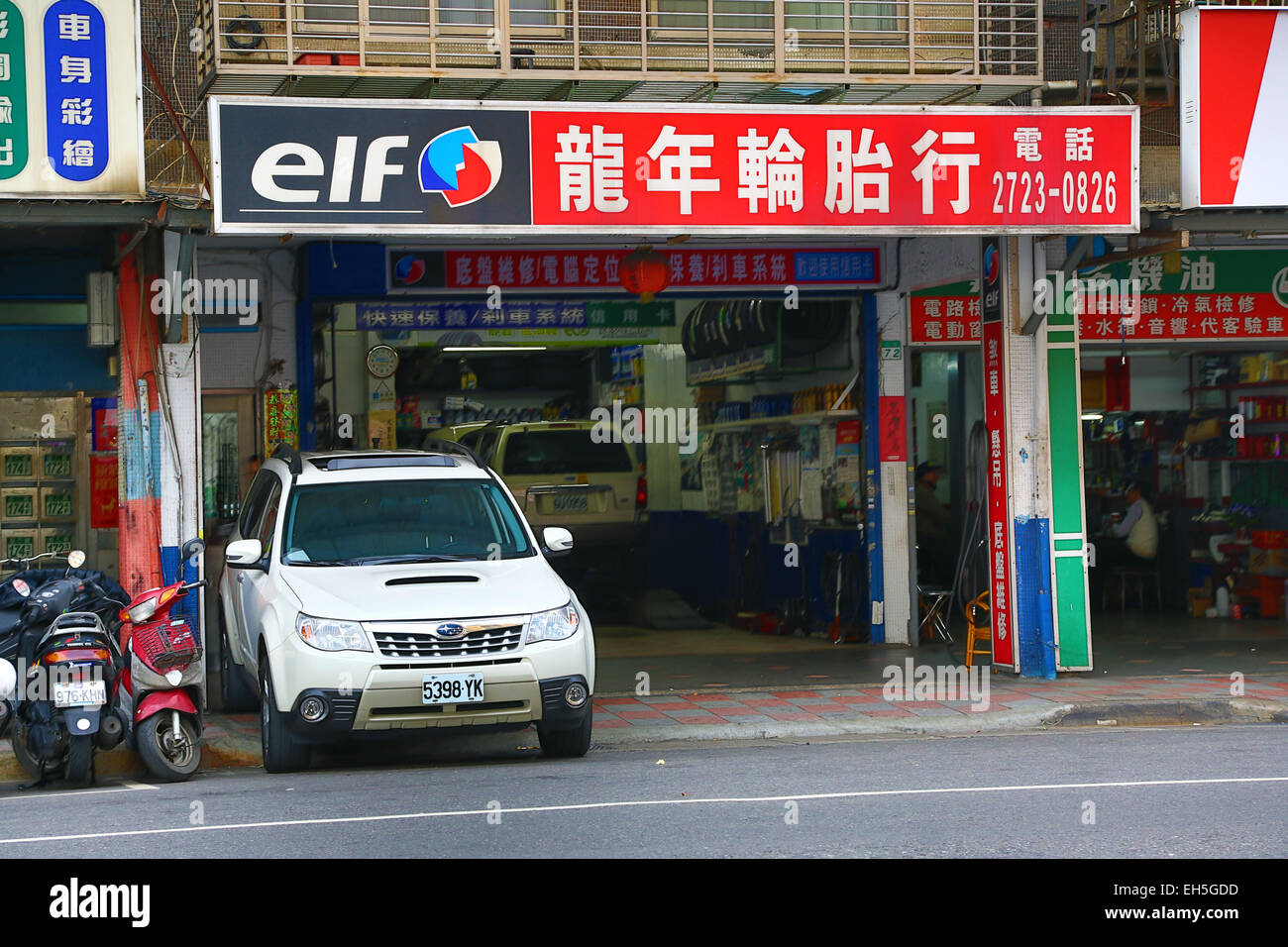 Elf Pkw-Garage mit chinesischen Zeichen, Taipei, Taiwan Stockfoto