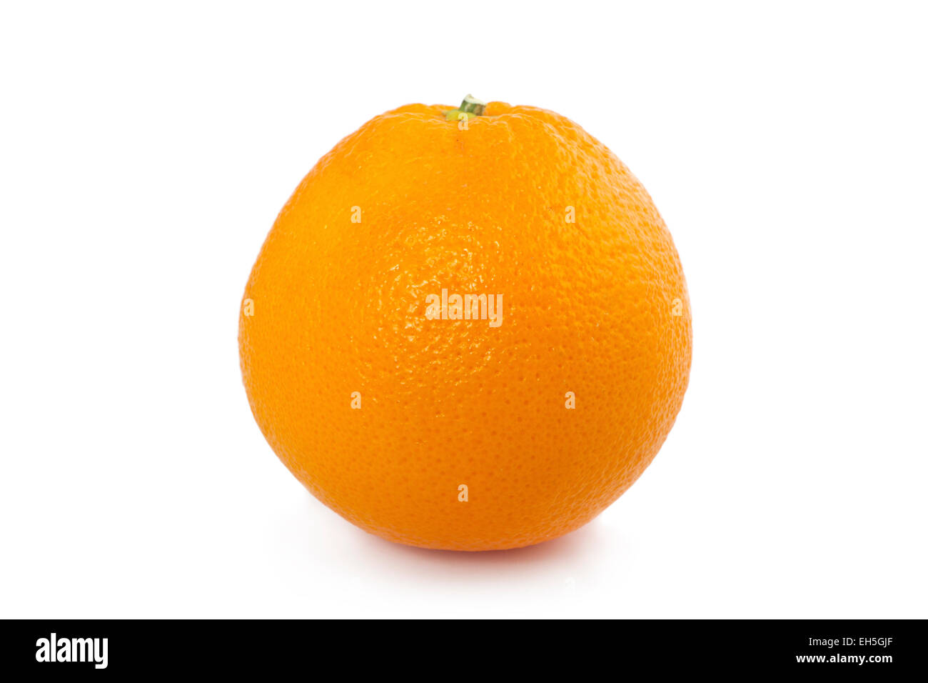 Seitenansicht einer Bio-Orange auf weißem Hintergrund. Stockfoto